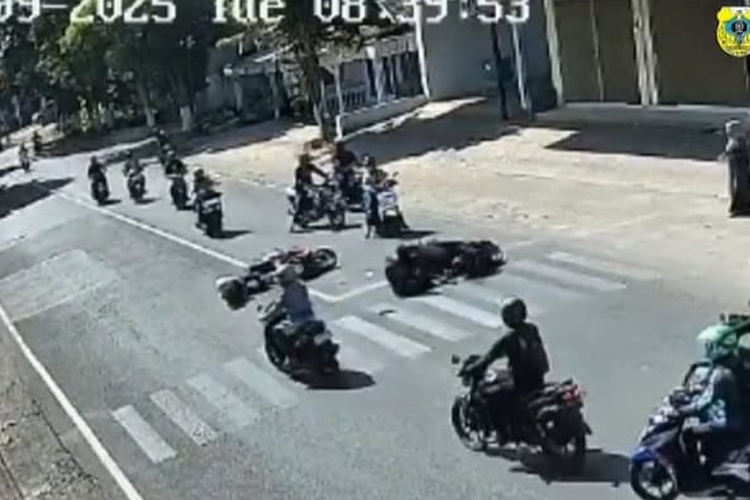 Pengendara di Bondowoso Main Ponsel Sambil Bersepeda Tabrak Pemotor