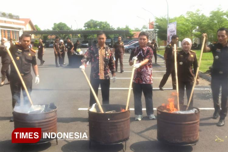 Kejari Majalengka Musnahkan Jejak Gelap Barang Bukti Kejahatan