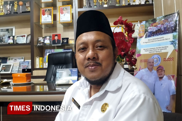 Kepala-Sekolah-SMAN-I-Tasikmalaya-Dr.-H.-Yonandi.jpg