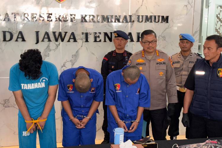 Petugas-saat-menunjukkan-barang-bukti-yang-berhasil-diamankan-dari-tersangka-B.jpg