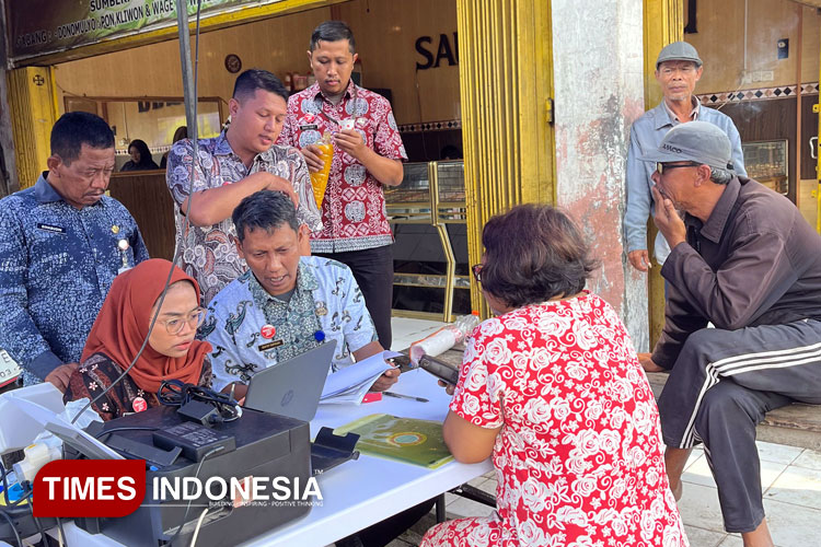 Bapenda Kabupaten Malang Jemput Bola, Warga Donomulyo Antusias Bayar Pajak di Pasar