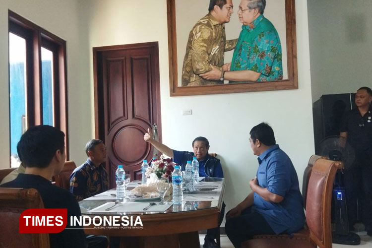 SBY Kunjungi Rumah Gagarin di Ngadirojo, Nostalgia Masa Kecil hingga Lukis Panorama Pacitan
