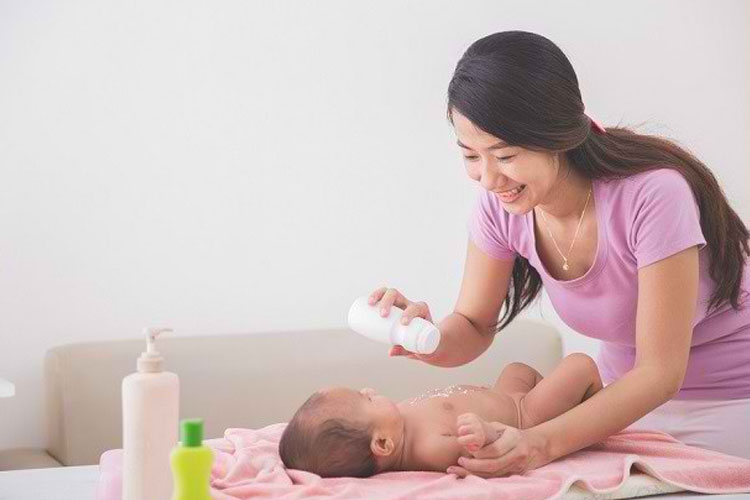Dokter Anak: Jangan Oleskan Bedak Dekat Hidung Bayi
