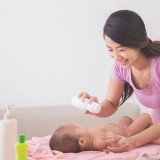 Dokter Anak: Jangan Oleskan Bedak Dekat Hidung Bayi