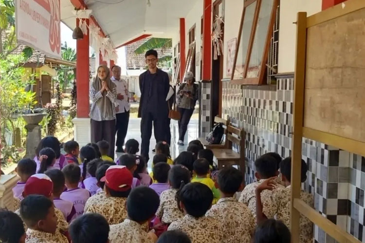 Aktivitas tim relawan saat melakukan pendampingan psikososial pascabencana di salah satu SDN yang ada di wilayah terdampak banjir Sitiarjo Sumbermanjing Wetan Kabupaten Malang. (Foto: BPBD)
