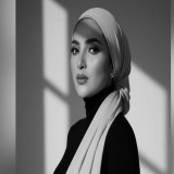 Gaya Berhijab Ashanty, Paduan Turtleneck dan Selendang Cerah Memancarkan Pesona Klasik Modern