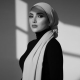 Gaya Berhijab Ashanty, Paduan Turtleneck dan Selendang Cerah Memancarkan Pesona Klasik Modern