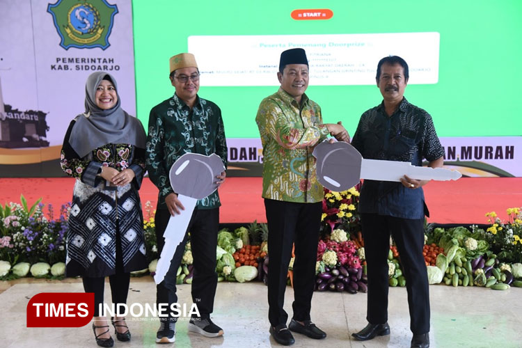 Bupati Sidoarjo Subandi bersama ketua DPRD Abdillah Nasih dan Dirut BPR Delta Artha Sofia Nurkrisnajati Atmaja saat launching Kurda pada April 2025 lalu. (FOTO: Syaiful Bahri/TIMES Indonesia)