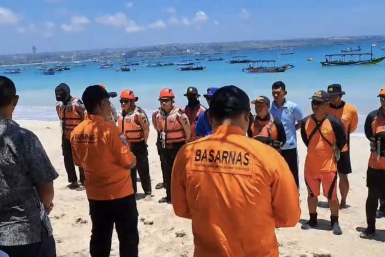 Basarnas Bali saat hari ketiga pencarian WNA Inggris yang hanyut di Pantai Legian, Denpasar, Jumat 26/9/2025.(Foto: Basarnas Bali)