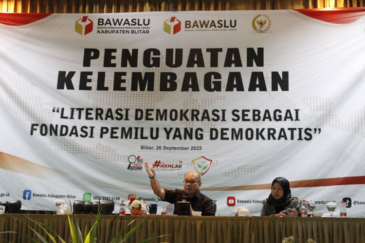 Anggota Komisi II DPR RI, Romy Soekarno, tampil sebagai pembicara utama. Cucu Presiden Pertama RI itu menegaskan bahwa Blitar memiliki potensi besar untuk menjadi “living laboratory” . (Foto: Bawaslu Blitar)