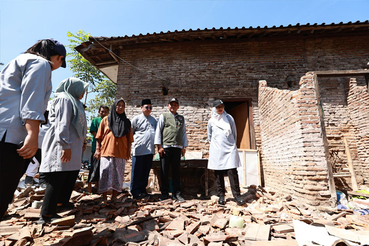 Bupati Banyuwangi, Ipuk Fiestiandani Azwar Anas saat meninjau rumah warga yang roboh akibat gempa. (Foto: Humas Pemkab for TIMES Indonesia)