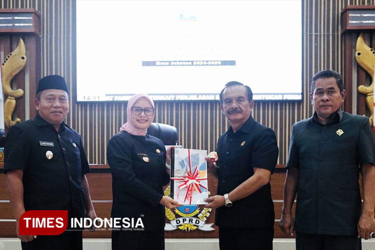 Penyerahan raperda pada rapat paripurna DPRD Pangandaran (FOTO: Acep Rifki Padilah/TIMES Indonesia)