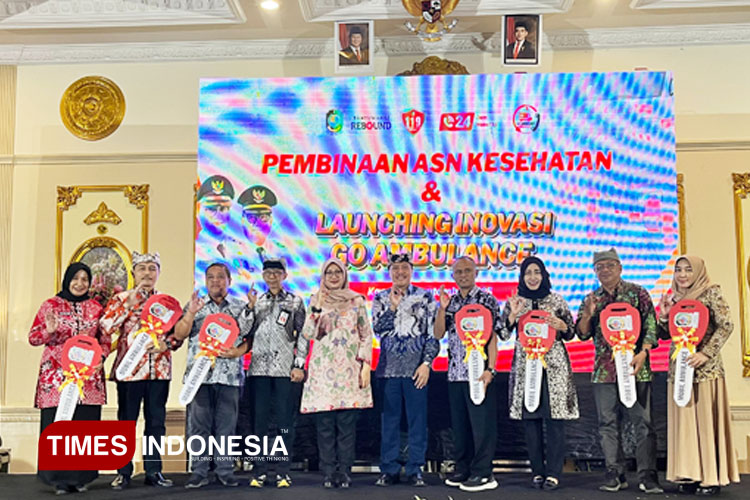 Foto bersama penyerahan 7 mobil ambulans kepada 7 Puskesmas di Banyuwangi dalam Launching Go Ambulance. (FOTO: Dinkes Banyuwangi For TIMES Indonesia)