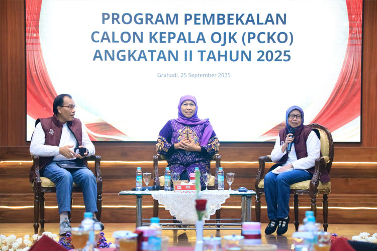 Gubernur Khofifah saat menerima peserta Institutional Visit Program Pembekalan Calon Kepala OJK Angkatan 2 Tahun 2025 di Gedung Negara Grahadi, Surabaya, Kamis (25/9/2025).(Dok.Humas Pemprov Jatim)