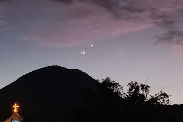 Badan Geologi masih menetapkan status Siaga Gunung Lokon di Kota Tomohon, Sulut. (FOTO: ANTARA/Karel A Polakitan)