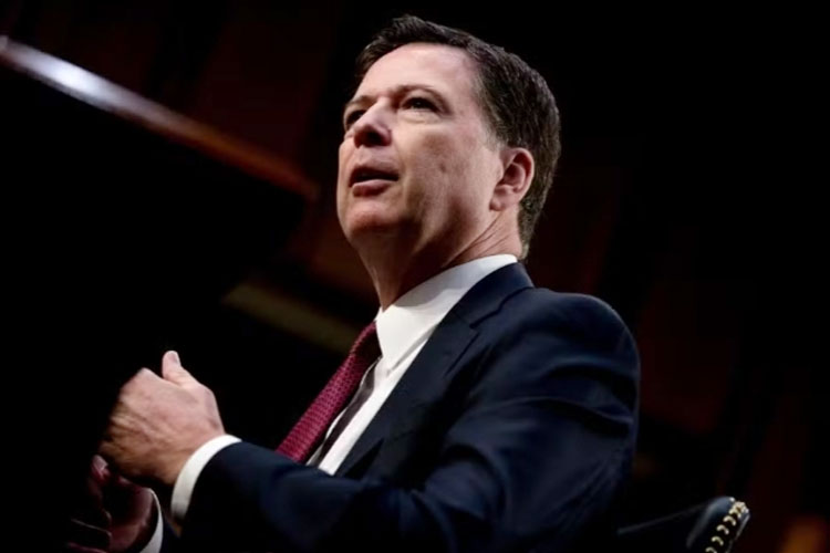 James Comey saat berbicara pada sidang komite Intelijen Senat di Capitol Hill tahun 2017 di Washington.(FOTO: Le Monde/AP)