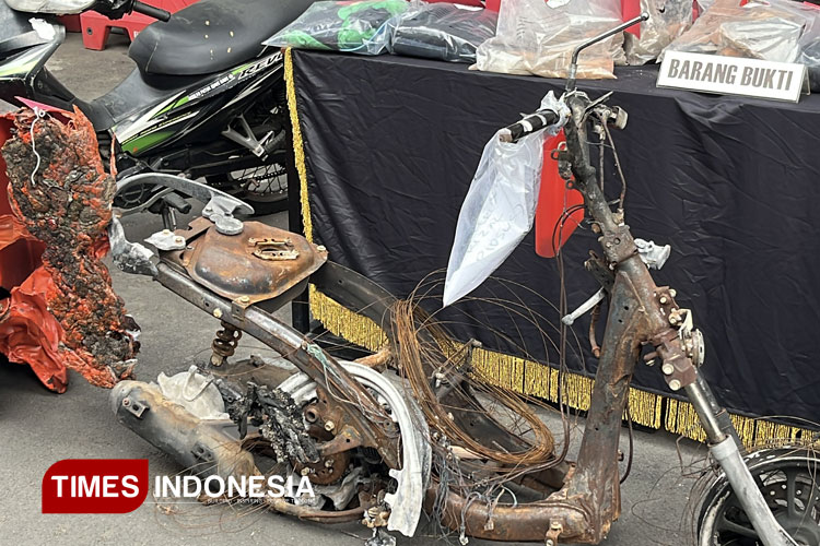 Kendaraan milik korban laka yang hangus dibakar massa demo ricuh di Kota Malang. (Foto: Rizky Kurniawan Pratama/TIMES Indonesia)