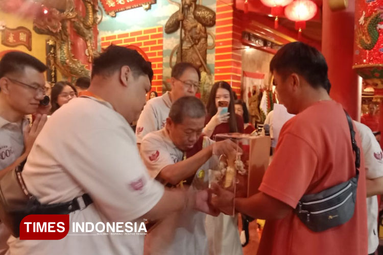 Ratusan orang tumpah ruah di Kota Malang untuk menyaksikan Kirab Budaya 200 Tahun Klenteng Eng An Kiong yang dirangkai dengan Tua Pek Kong World Festival ke-14, Kamis (25/9/2025). (Foto: Slamet Mulyono for TIMES Indonesia)