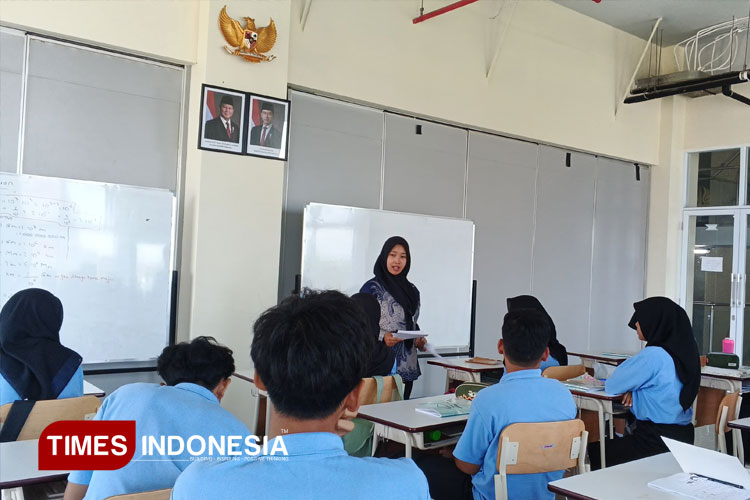 Nilam Purbaningrum saat mengajar di kelas 10 Sekolah Rakyat Unesa. (FOTO: Luluk Listiani/TIMES Indonesia)