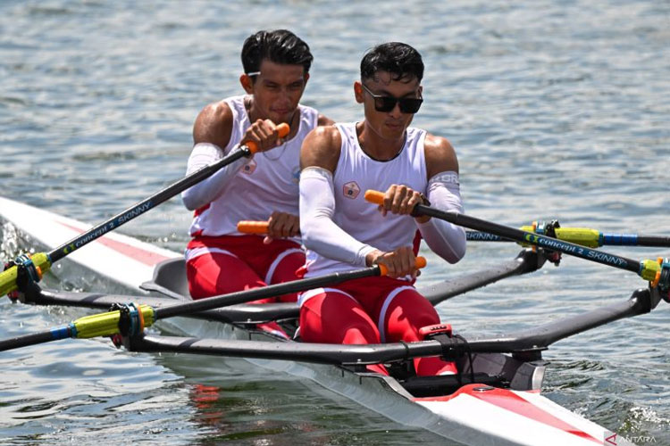 Pedayung DKI Jakarta Andryan (kiri) dan Johanes Franxisco (kanan) memacu kecepatan pada final dayung rowing putra nomor light weight double sculls PON XXI Aceh-Sumut 2024 di Waduk Keuliling Indrapuri,  Aceh, Kamis (12/9/2024). (FOTO: ANTARA)