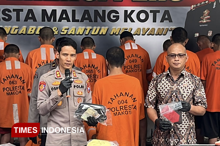 Pemuda tersangka membawa molotov saat demo dihadirkan dalam rilis ungkap kasus Polresta Malang Kota. (Foto: Rizky Kurniawan Pratama/TIMES Indonesia)