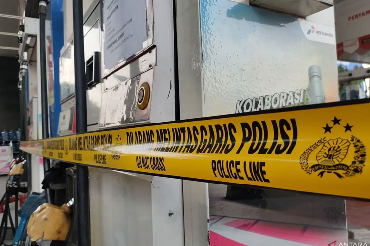 Pompa BBM pertalite di Stasiun Pengisian Bahan Bakar Umum (SPBU) 34.116.12 Kembangan, Jakarta Barat, dipasangi garis polisi akibat insiden tercampurnya pertalite dengan solar, Senin (4/8/2025). ANTARA