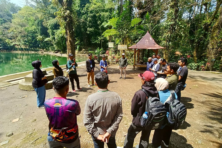 Praktik-dalam-memandu-wisata-di-Destinasi-Wisata-Rowo-Bayu.jpg