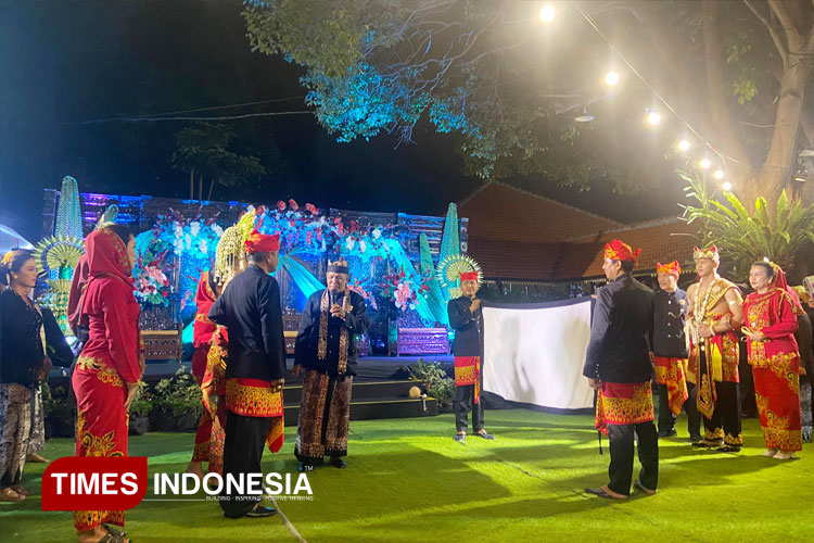 Prosesi perang bangkat dalam pernikahan adat Osing, Banyuwangi. (FOTO: Ikromil Aufa/TIMES Indonesia)