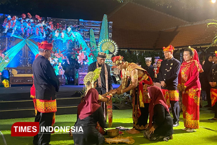 Prosesi-temu-manten-dalam-pernikahan-adat-Osing.jpg