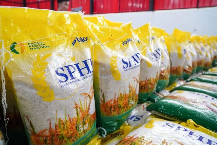 Sejumlah kemasan beras Stabilisasi Pasokan dan Harga Pangan (SPHP) ukuran 5 kilogram. (FOTO: ANTARA/HO-Humas Bulog)