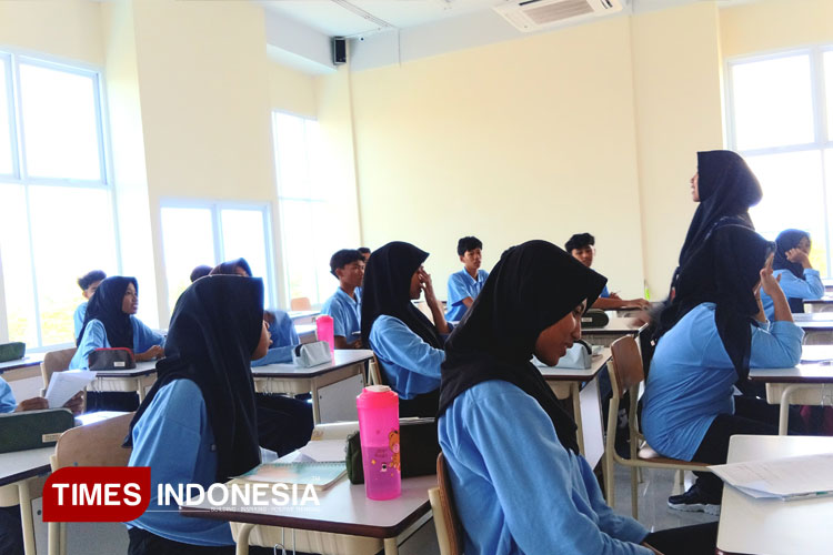 Siswa Sekolah Rakyat Unesa mengikuti pelajaran di ruang kelas. (Foto: Della Nur Khofiah/TIMES Indonesia)