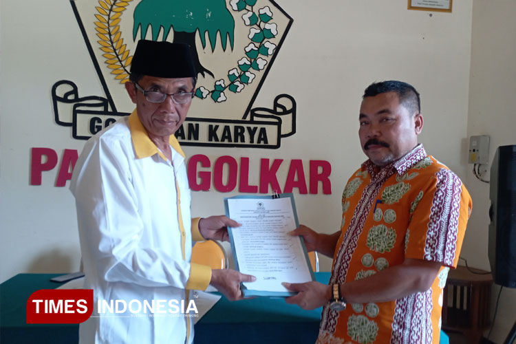 Sudarman (baju batik) menerima berita acara pendaftaran sebagai calon ketua DPD Partai Golkar Kabupaten Malang, dari tim SC, Jum'at (26/9/2025). (Foto: Amin/TIMES Indonesia)