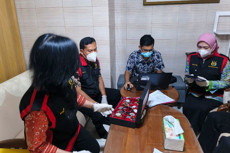 Tim penyidik Kejati DIY melakukan penggeledahan di rumah eks kepala Diskominfo Pemkab Sleman. (FOTO: Penkum Kejati DIY)
