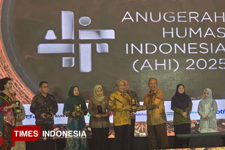 UNJ-Raih-Gold-silver.jpg
