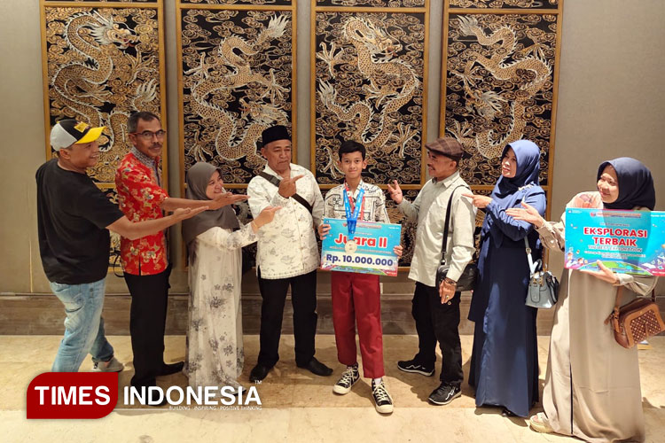 Veri Azzam Arrasyid peraih juara 2 OSN IPS Tingkat Nasional bersama para guru dan pendamping. (FOTO: Disdik Majalengka for TIMES Indonesia)