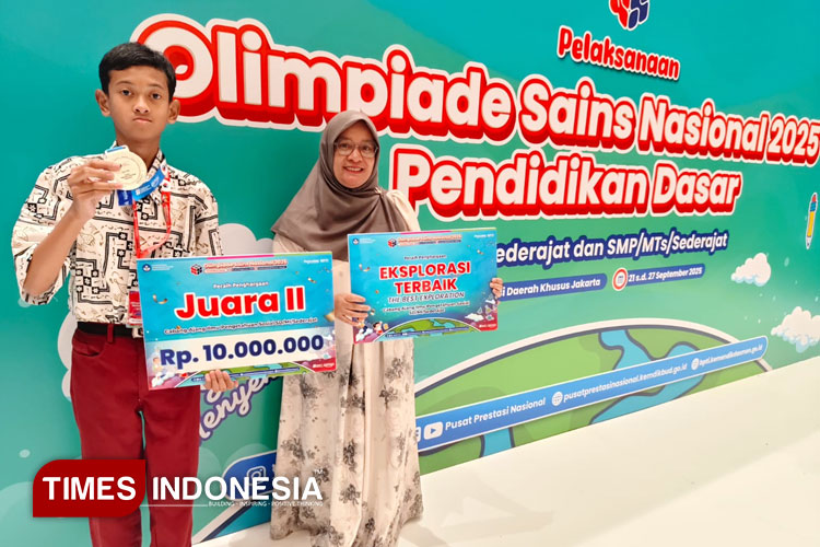 Verri Azzam Arrasyid peraih juara 2 OSN IPS Nasional bersama guru pendamping lomba OSN IPS, Neng Sri Muryati. (FOTO: SDN Mekarwangi I for TIMES Indonesia)