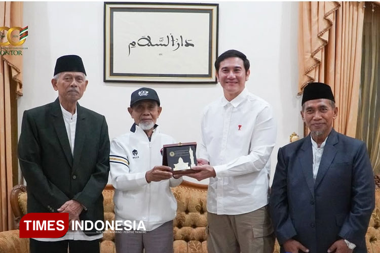 Artis ternama Vino G Bastian saat bertemu dengan KH Hasan Abdullah Sahal Pimpinan Pondok  Modern Darussalam Gontor Ponorogo. (Foto: PMDG)