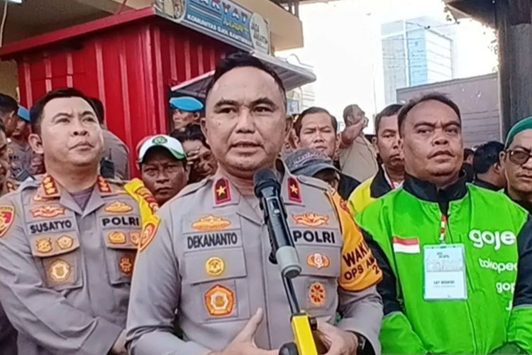 Wakapolda Metro Jaya Brigjen Pol Dekananto Eko Purwono memberikan keterangan kepada pers usai meresmikan Gerai Rakyat Mart di kawasan Juanda, Jakarta Pusat. (Foto: Antara)