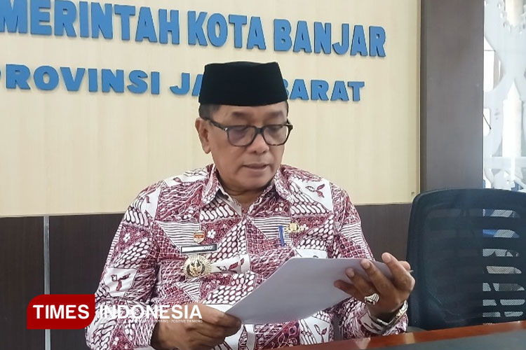 Wali Kota Banjar saat membacakan sanksi untuk NK, Kepala OPD yang diduga menggelapkan iuran Diklatpim. (Foto: Susi/Times Indonesia)