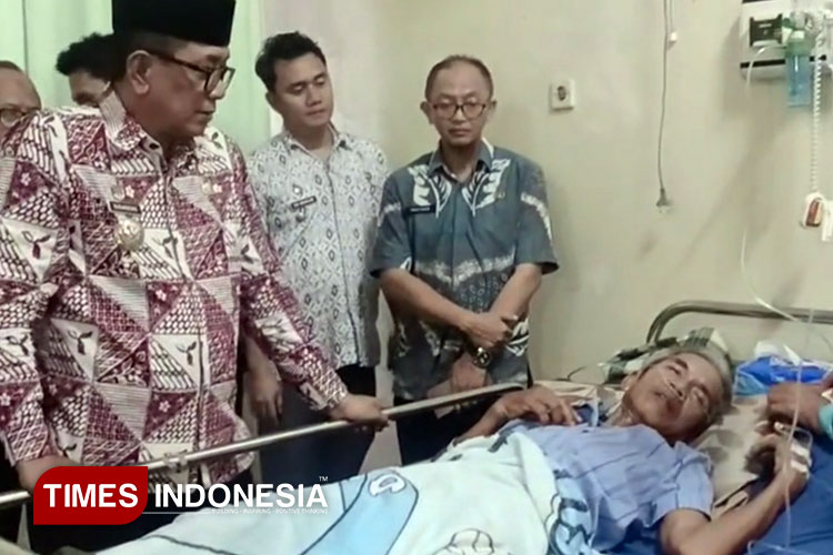 Wali Kota Sudarsono mengunjungi pasien yang diangkut kolbak saat alami kritis. (Foto: Susi/Times Indonesia)