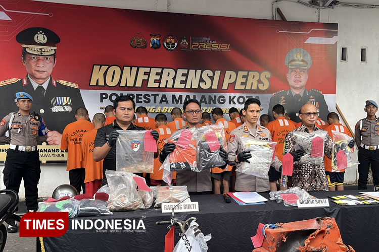 Belasan pemuda yang jadi tersangka pengerusakan saat demo ricuh dihadirkan jajaran kepolisian Kota Malang. (Foto: Rizky Kurniawan Pratama/TIMES Indonesia)