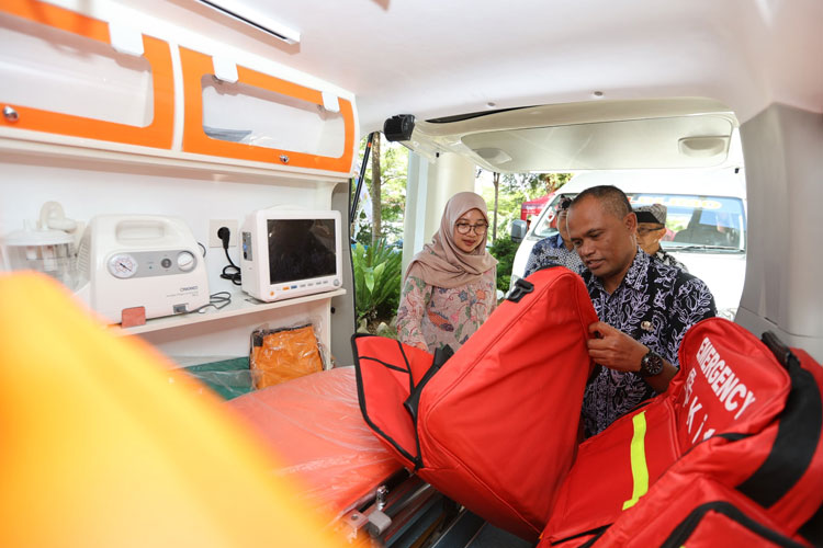 Pengecekan peralatan medis dalam mobil ambulans yang akan melayani masyarakat Banyuwangi oleh Bupati Ipuk. (Foto: Pemkab Banyuwangi For TIMES Indonesia)