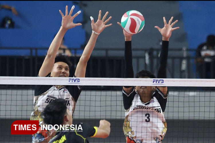 Samator (putih) menang tipis 3-2 atas Ganeksa Bhumikarta di Livoli Divisi Utama 2025. (Foto: PBVSI)