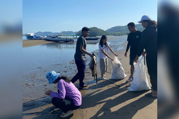 Aksi BPOLBF bersihkan pantai dalam Gerakan Wisata Bersih. (Foto: BPOLBF for TIMES Indonesia)