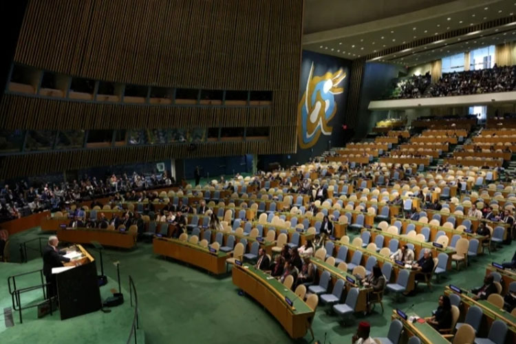Aula PBB tampak hampir kosong karena para delegasi meninggalkan kursi saat Benjamin Netanyahu naik podium (FOTO: Al Jazeera/AFP)