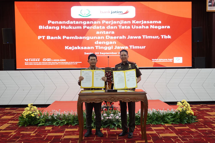 Direktur Utama Bank Jatim Winardi Legowo dan Kepala Kejaksaan Tinggi Jawa Timur Dr. Kuntadi saat penandatanganan kerja sama, Senin (22/9/2025). (FOTO: Dok. Humas Bank Jatim)