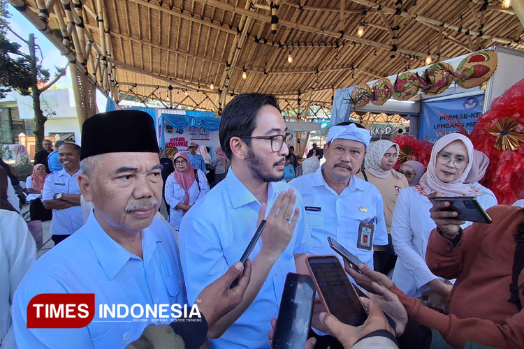 Bupati Bandung Barat Jeje Ritchie Ismail resmi mencabut status KLB keracunan massal akibat program MBG, setelah 1.315 kasus tercatat dan mayoritas pasien pulih. (FOTO: Deni/TIMES Indonesia)