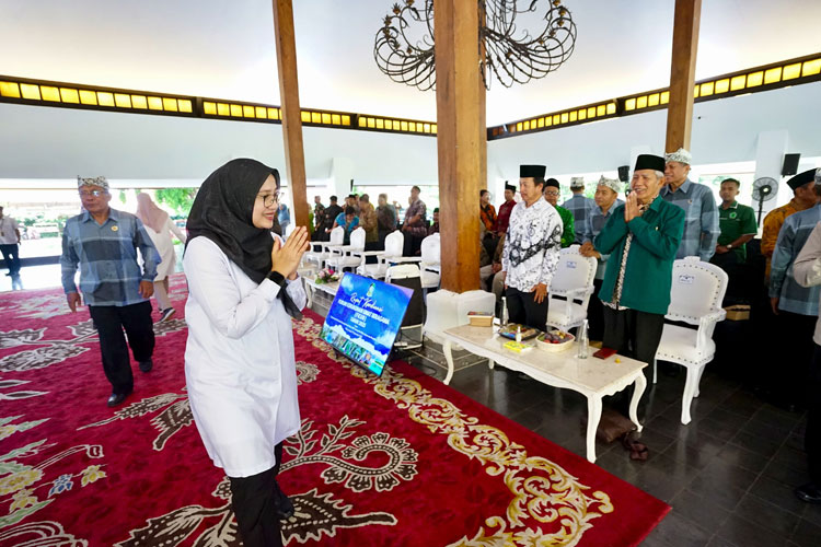 Bupati Banyuwangi, Ipuk Fiestiandani saat menghadiri rapat koordinasi Forum Kerukunan Umat Beragama. (Foto: Humas Pemkab for TIMES Indonesia)