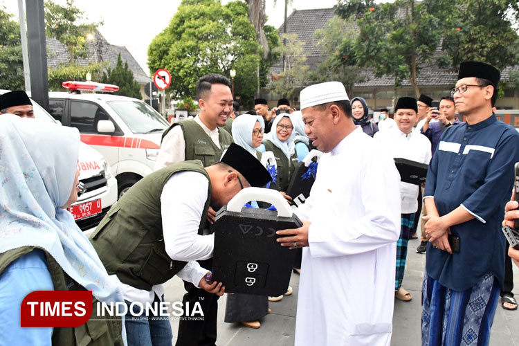 Bupati Majalengka, H Eman Suherman didampingi Sekda Majalengka, Aeron Randi menyerahkan ambulan kepada sejumlah puskemas. (FOTO: Diskominfo Majalengka for TIMES Indonesia)