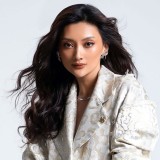 Dinda Cresheilla Kenakan Blazer Motif Mewah dan Aksesori Emas, Pancarkan Aura Kepercayaan Diri